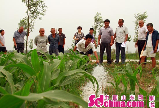農(nóng)民看著灌溉水流出，紛紛拍手叫好